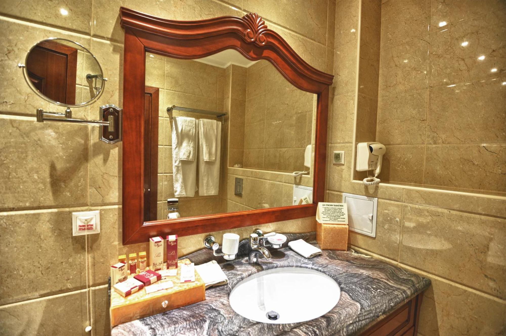 Park Hotel Stara Zagora Bagian luar foto Bathroom mirror