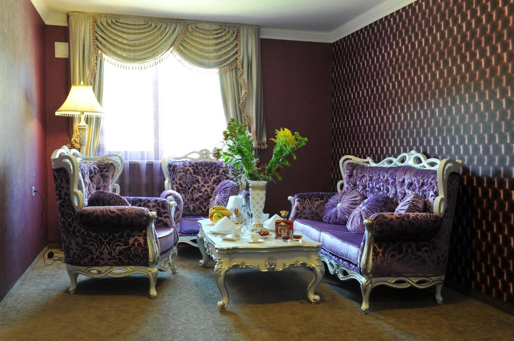 Park Hotel Stara Zagora Ruang foto A living room in the hotel