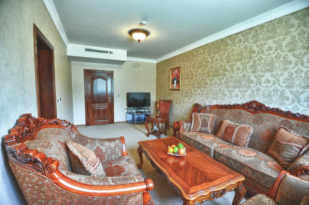 Park Hotel Stara Zagora Bagian luar foto A living room in a typical apartment